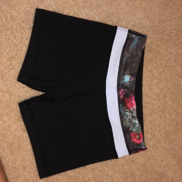 lulu lemon booty shorts - Picture 6 of 8